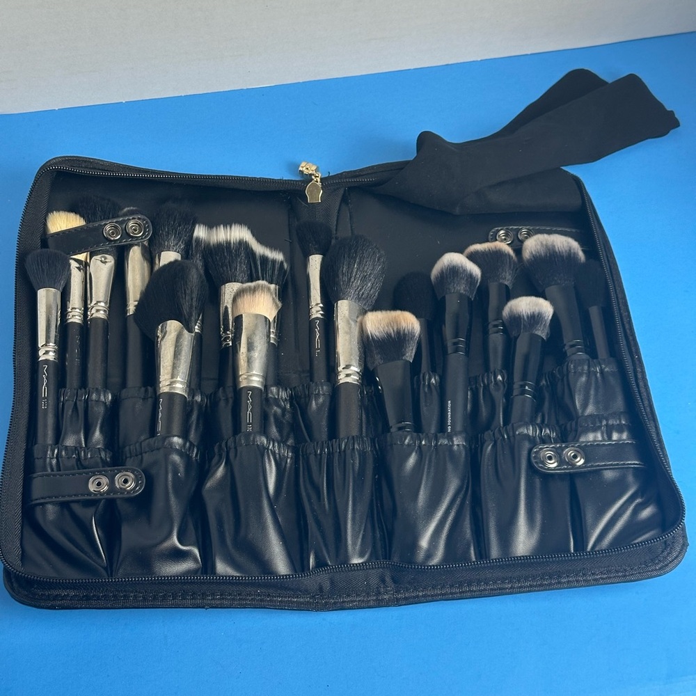 Pownyeon Black Makeup Brush Set with Case